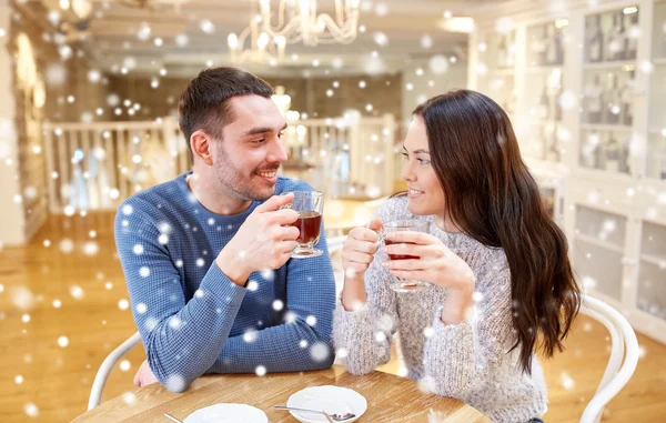 Szczęśliwa para pije herbatę w kawiarni — Zdjęcie stockowe