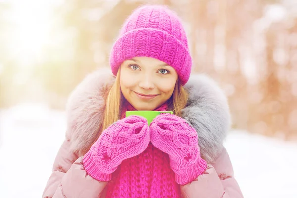 Sorridente giovane donna con coppa nella foresta invernale — Foto Stock