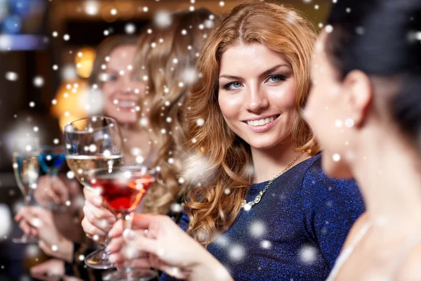 Gelukkig vrouwen met dranken in nachtclub — Stockfoto