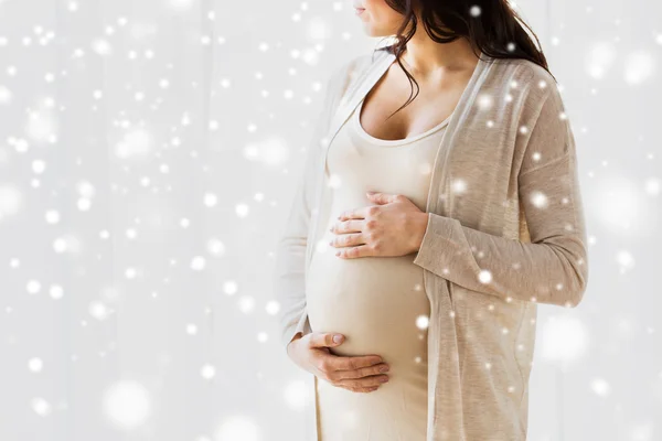 Primo piano della donna incinta che guarda alla finestra — Foto Stock