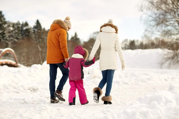 In de winterkleren buitenshuis lopen en gelukkige familie — Stockfoto