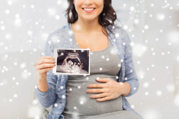 Primo piano della donna incinta con immagine ecografica — Foto Stock