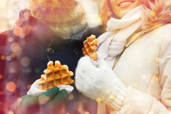 Close up of happy couple eating waffles outdoors — Φωτογραφία Αρχείου