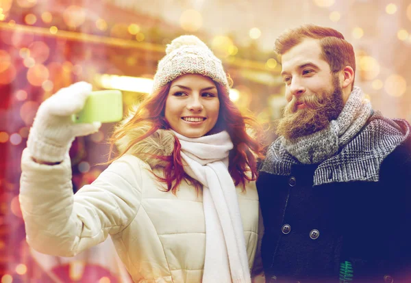 Pareja tomando selfie con smartphone en el casco antiguo — Foto de Stock