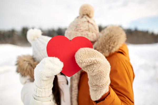 Feliz pareja con el corazón rojo sobre el paisaje de invierno —  Fotos de Stock