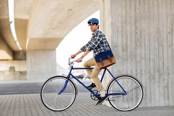 Młody hipster człowiek z torbą jazda na rowerze biegów stałych — Zdjęcie stockowe