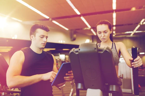 Step spor salonunda egzersiz eğitmen kadınla — Stok fotoğraf