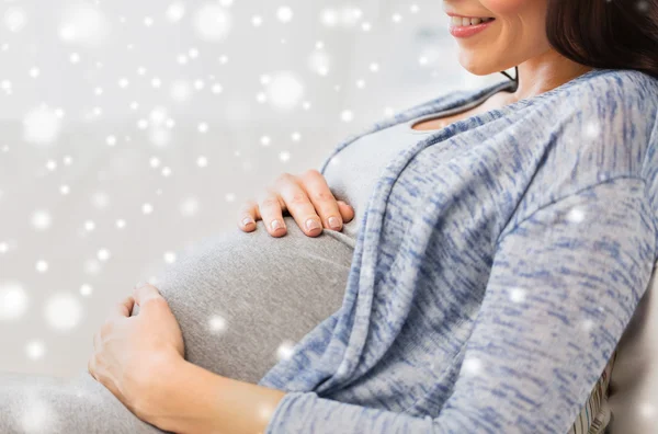 Крупним планом щаслива вагітна жінка вдома — стокове фото