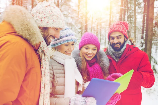 Amis souriants avec tablette pc dans la forêt d'hiver — Photo