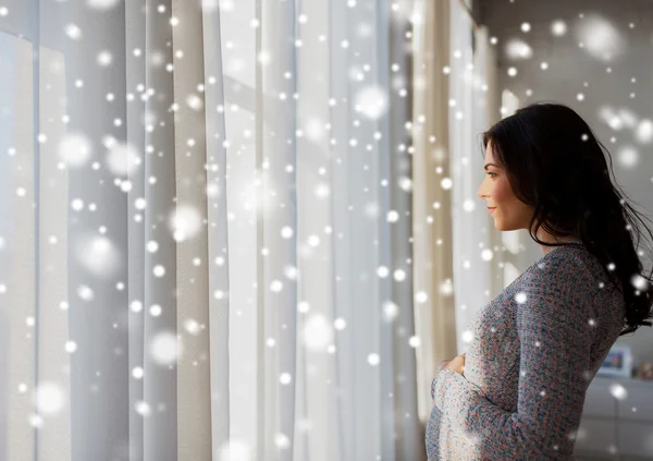 Primer plano de la mujer embarazada feliz mirando a la ventana — Foto de Stock