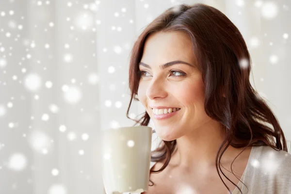 Femme heureuse avec tasse de thé ou de café à la maison — Photo