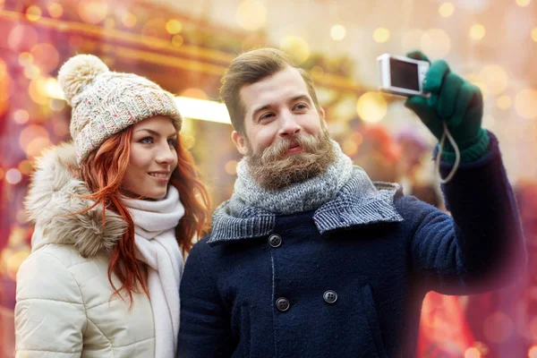 Coppia scattare selfie con smartphone nel centro storico — Foto Stock