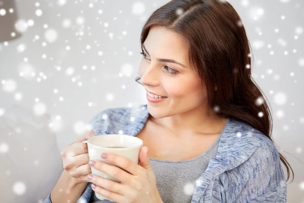 Mujer feliz con taza de té en casa — Foto de Stock