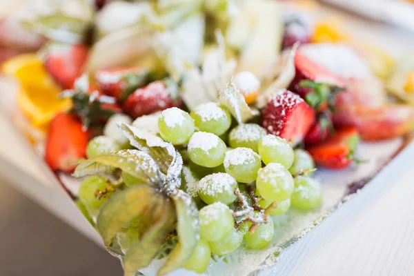 Primer plano del plato con postre de frutas azucaradas — Foto de Stock