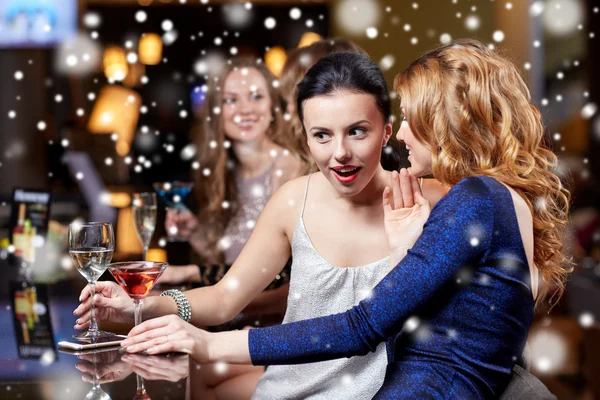 Mujeres felices con bebidas en el club nocturno —  Fotos de Stock