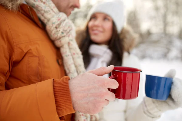 Çay bardağı ile mutlu çiftin kışın yakın çekim — Stok fotoğraf