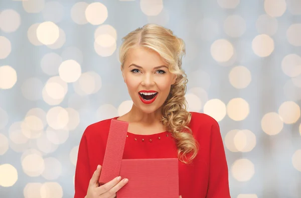 선물 상자와 빨간 드레스에서 행복 한 웃는 여자 — 스톡 사진