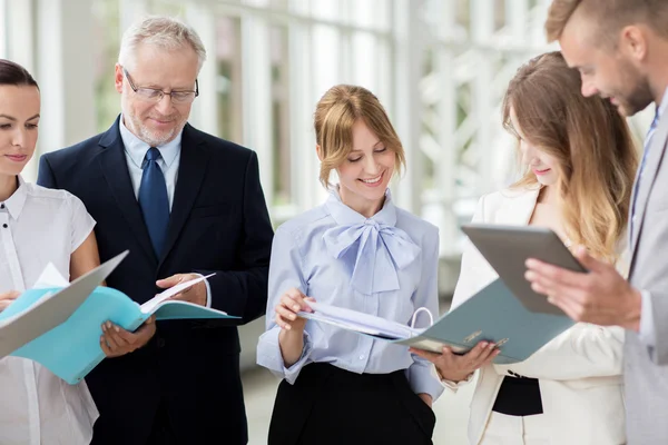 Business team with tablet pc and folders at office — Stock Photo, Image