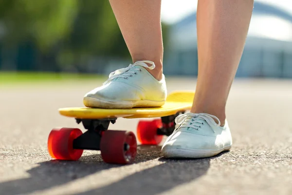 Zblízka ženské nohy jezdecké krátké skateboard — Stock fotografie