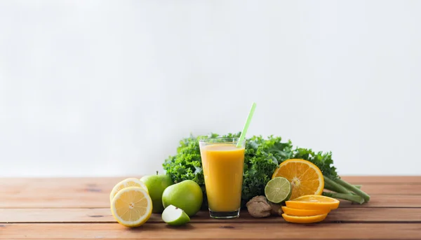 Copo de suco de laranja, frutas e legumes — Fotografia de Stock