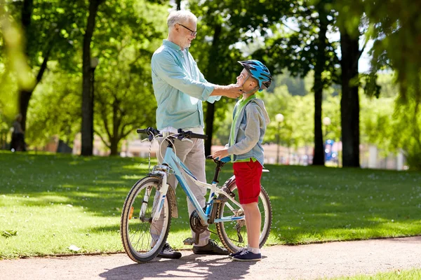 Nagyapja, és a fiú kerékpár nyári Park — Stock Fotó