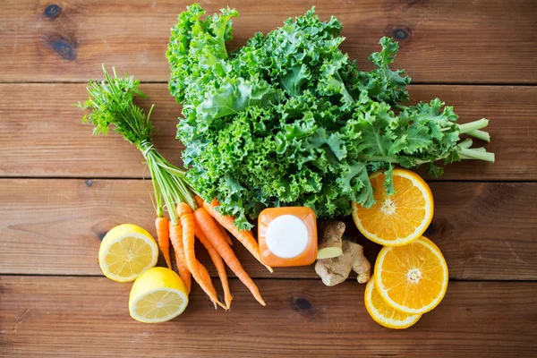 Garrafa com suco de cenoura, frutas e legumes — Fotografia de Stock
