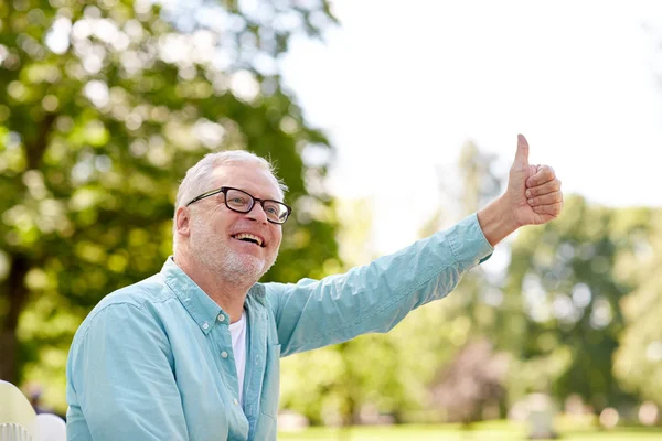 夏の公園で親指に現れる幸せの年配の男性 — ストック写真
