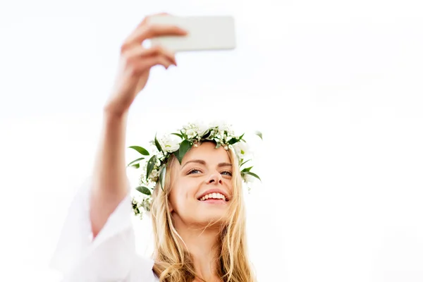 Feliz jovem mulher tomando selfie smartphone — Fotografia de Stock