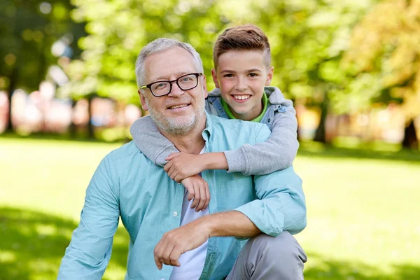 Abuelo y nieto abrazándose en el parque de verano —  Fotos de Stock