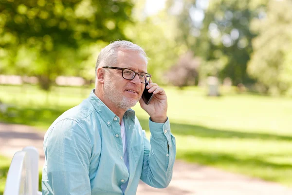 Starszy mężczyzna dzwoniący na smartfonie w lato park — Zdjęcie stockowe