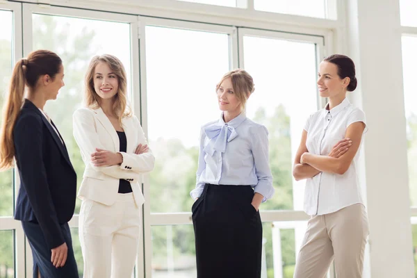 Podnikání žen setkání v kanceláři a povídání — Stock fotografie