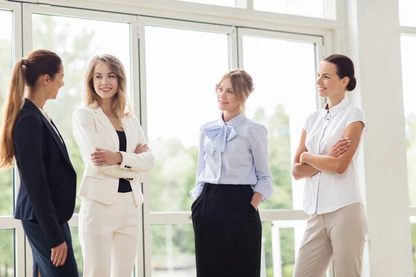 Femmes d'affaires se réunissant au bureau et parlant — Photo