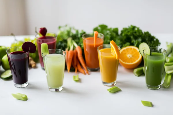Vasos con diferentes jugos de frutas o verduras —  Fotos de Stock