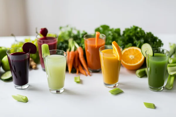 Verres avec différents jus de fruits ou de légumes — Photo