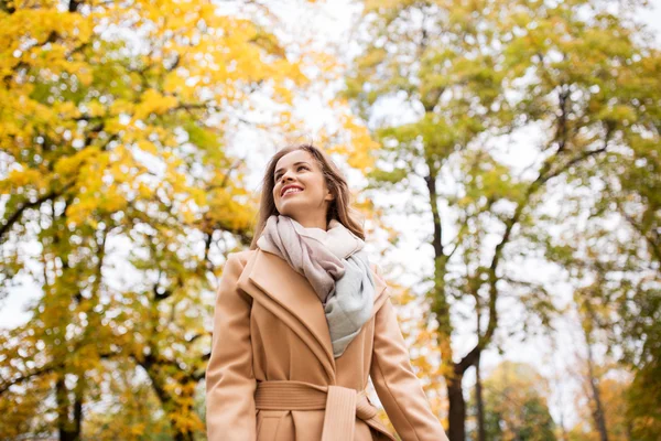 Piękna młoda kobieta szczęśliwa spaceru w parku jesień — Zdjęcie stockowe