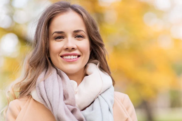 Hermosa mujer joven feliz sonriendo en el parque de otoño —  Fotos de Stock