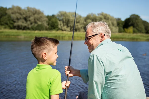 Nagyapa és unokája horgásznak a folyóparton — Stock Fotó