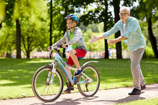 Abuelo y niño con bicicleta en el parque de verano — Foto de Stock