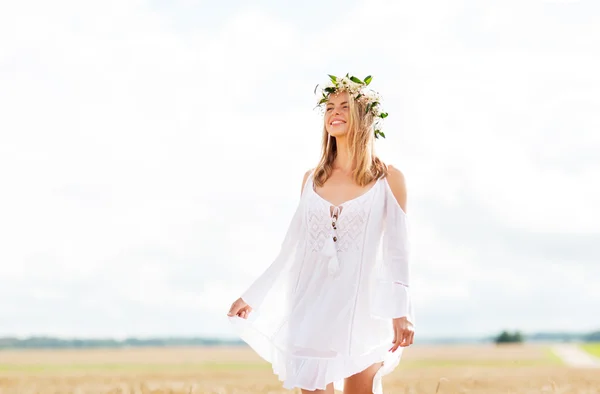 Feliz jovem mulher em flor grinalda no campo de cereais — Fotografia de Stock