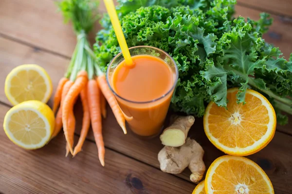 Glas morotsjuice, frukter och grönsaker — Stockfoto