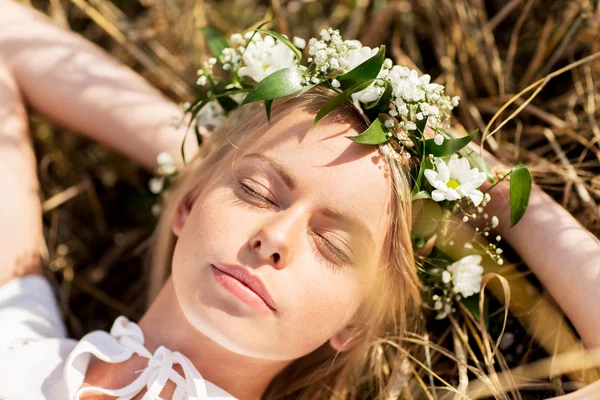 花环里的快乐女人躺在稻草上 图库图片