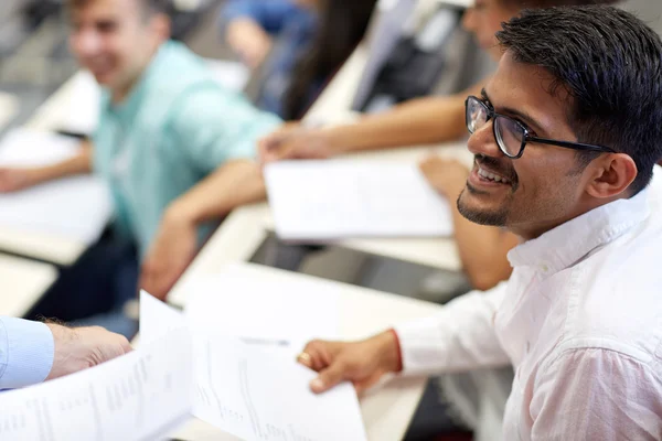 Estudante feliz com teste de exame ou esmola na palestra Imagem De Stock