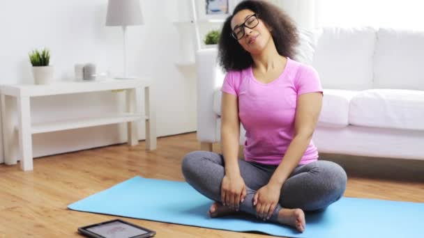 Femme africaine heureuse exerçant sur tapis à la maison — Video