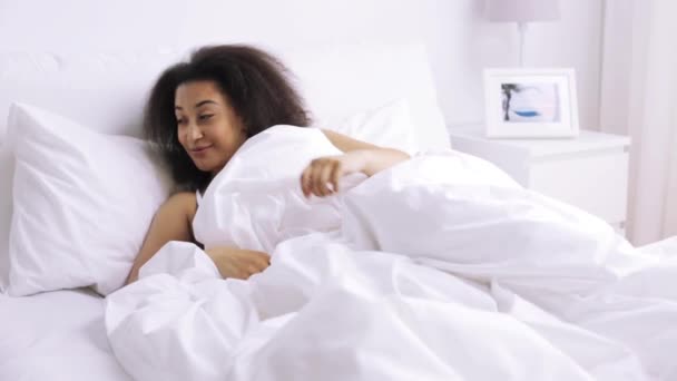 Afrikansk kvinna sova i sängen hemma sovrum — Stockvideo