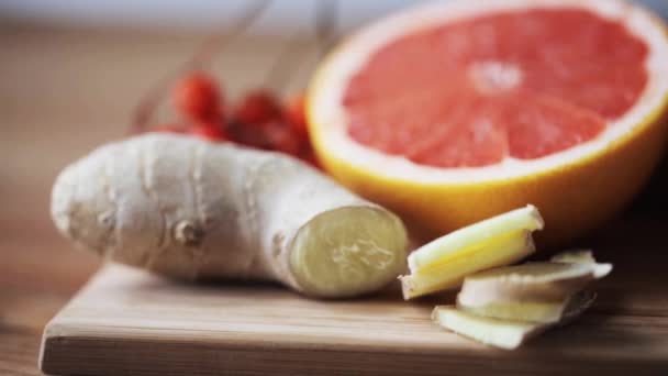 Ginger, grapefruit, orange and garlic on board — Stock video