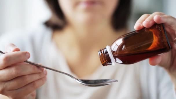 Mujer vertiendo medicamentos a cuchara — Vídeo de stock