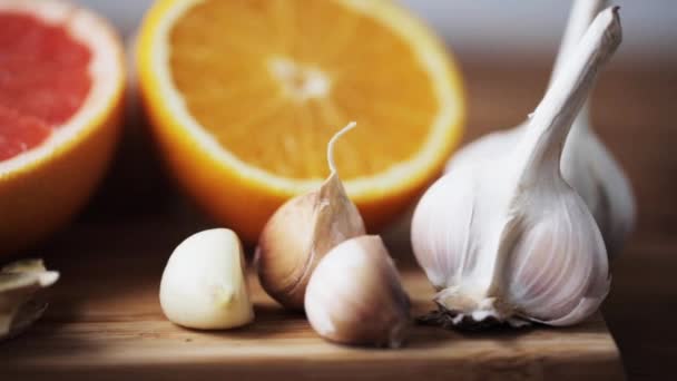 Zenzero, pompelmo, arancia e aglio a bordo — Video Stock