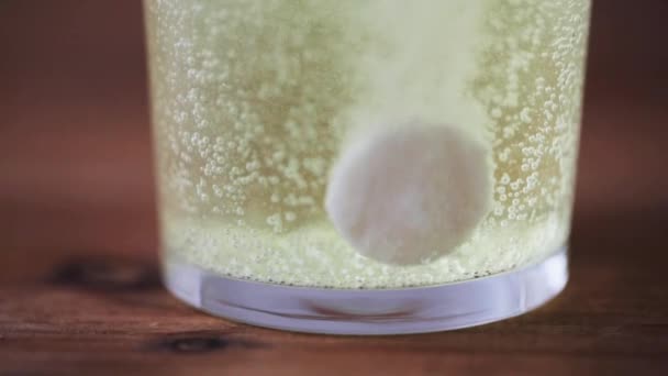 Pillola effervescente che si dissolve in un bicchiere d'acqua — Video Stock