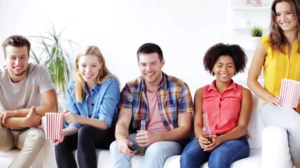 Amigos com pipocas e cerveja assistindo tv em casa — Vídeo de Stock