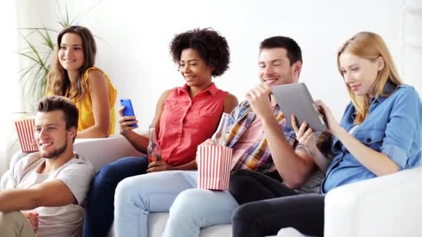 Друзья с гаджетами и пиво смотреть телевизор дома — стоковое видео